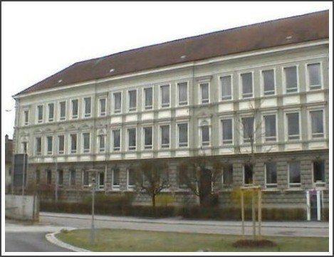 Schulhaus-Fassade